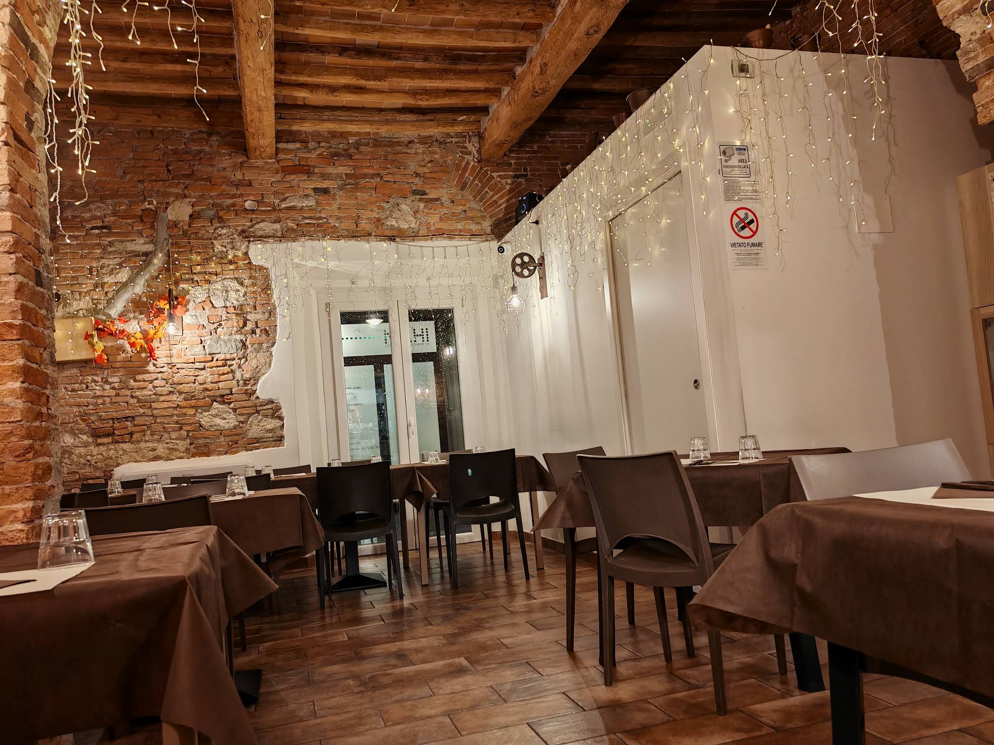 Interno accogliente della Pizzeria Granata a Pontedera